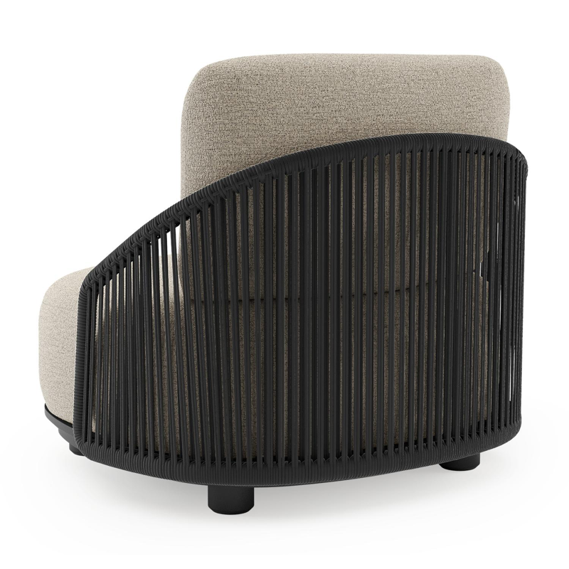 Fauteuil de jardin Vadelo en aluminium noir et corde ronde tissée verticalement noir et coussins en all weather cosytica catania beige