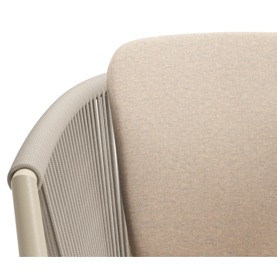 Chaise de jardin empilable Orso en aluminium beige et corde ronde tissée carrée beige avec coussin en All Weather Sunbrella® Luxe Heritage Papyrus