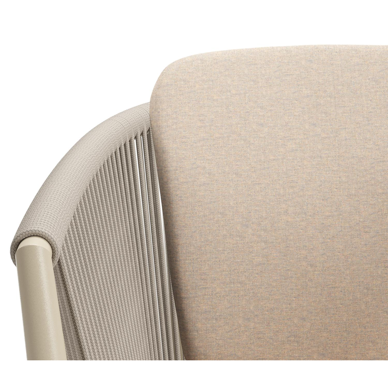 Chaise de jardin empilable Orso en aluminium beige et corde ronde tissée carrée beige avec coussin en All Weather Sunbrella® Luxe Heritage Papyrus