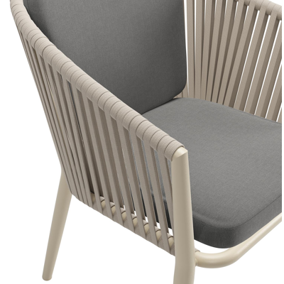 Chaise de jardin Orso en aluminium beige et corde plate tissée verticalement beige avec coussin en All Weather Sunbrella® Luxe Natte Charcoal Chine