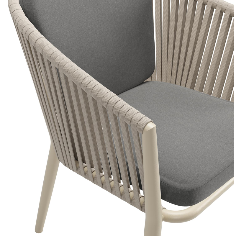 Chaise de jardin Orso en aluminium beige et corde plate tissée verticalement beige avec coussin en All Weather Sunbrella® Luxe Natte Charcoal Chine
