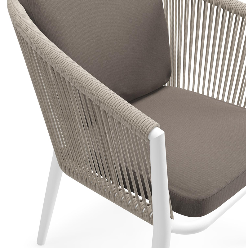 Orso tuinstoel in wit aluminium en beige verticaal geweven ronde rope met luxe zitkussen in All Weather Sunbrella® Luxe Natte Nature Grey