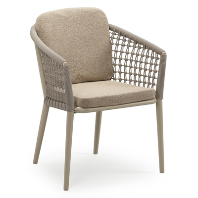 Orso stapelbare tuinstoel in beige aluminium en beige visnet geweven ronde rope met stoelkussen in All Weather Cosytica Madagascar Oak