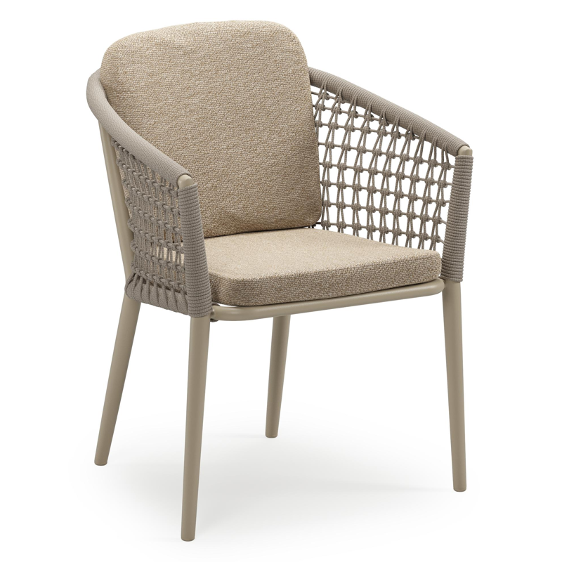 Orso stapelbare tuinstoel in beige aluminium en beige visnet geweven ronde rope met stoelkussen in All Weather Cosytica Madagascar Oak