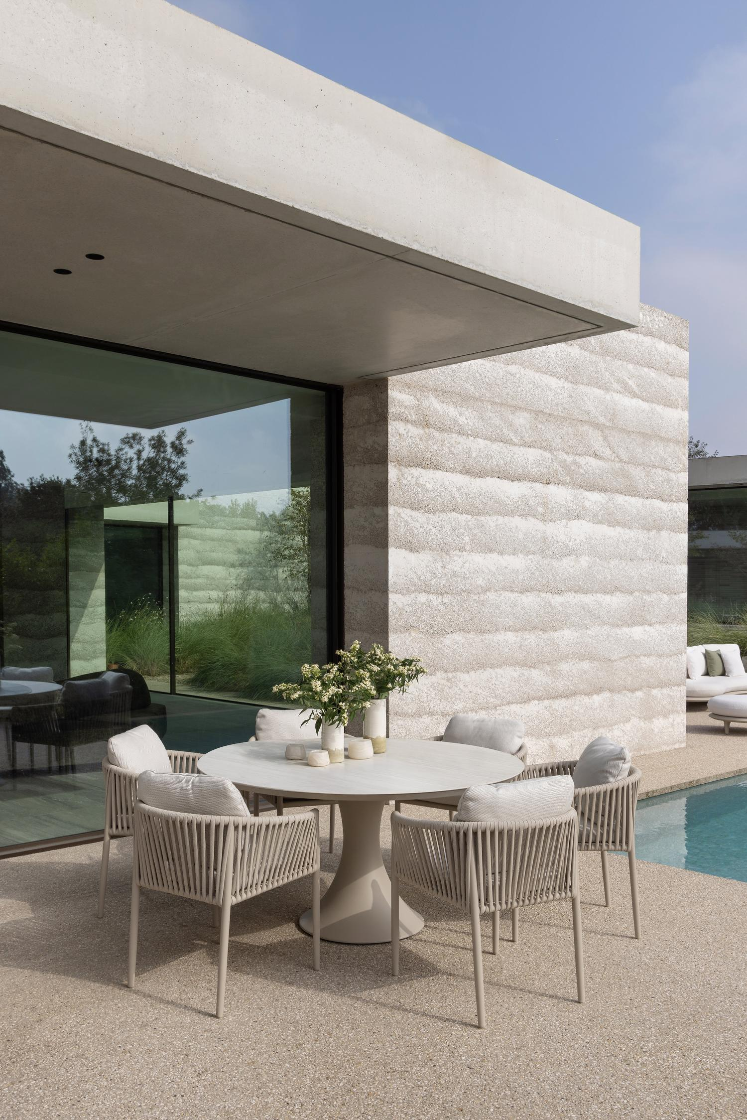 Table de jardin Fano ronde en aluminium beige et céramique pleine Calista Diam. 148 x Haut. 75 cm