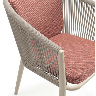 Orso tuinstoel in beige aluminium en beige verticaal geweven ronde rope met zitkussen in All Weather Sunbrella® Luxe Slow Alezan