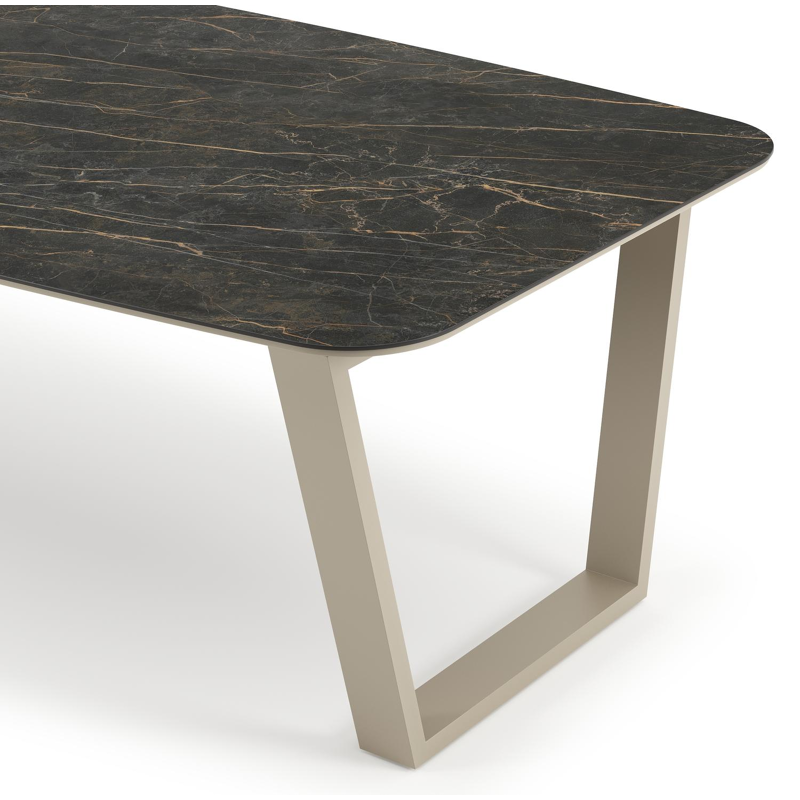 Pagino tuintafel bootvorm in beige aluminium en volkeramiek Black Obsession - L 255 x B 115 x H 73 cm