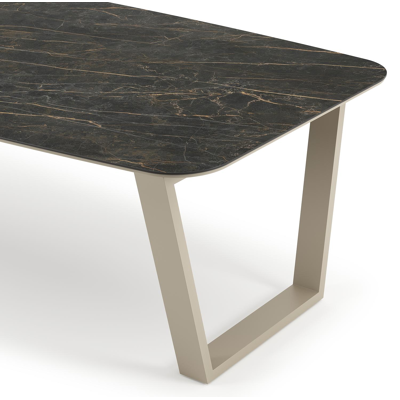 Pagino tuintafel bootvorm in beige aluminium en volkeramiek Black Obsession - L 255 x B 115 x H 73 cm
