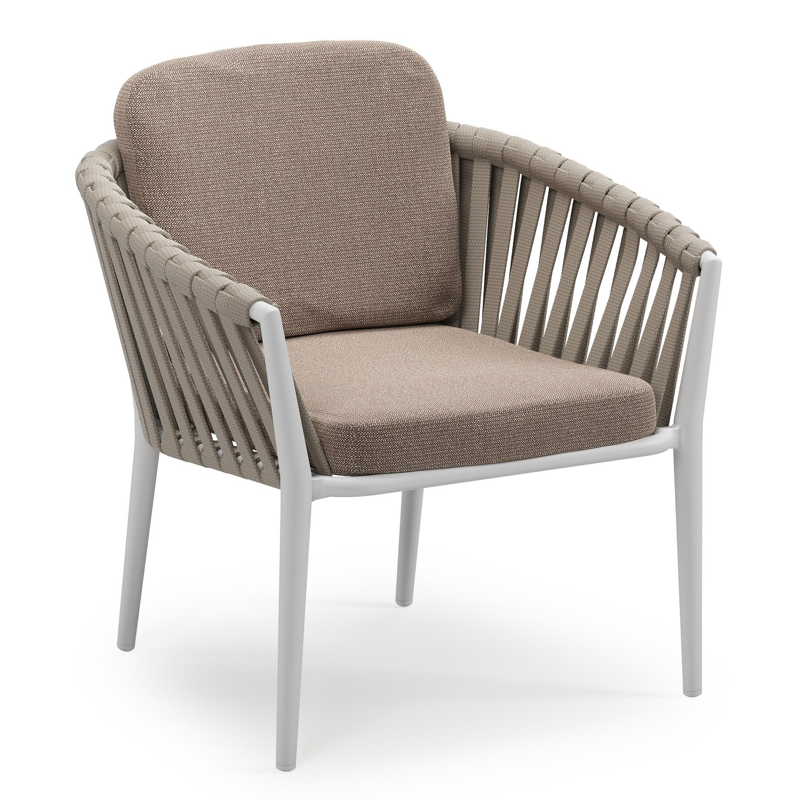 Orso low dining tuinstoel in wit aluminium en beige verticaal geweven luxe vlakke brede rope met stoelkussen in All Weather Sunbrella® Luxe Savane Earth