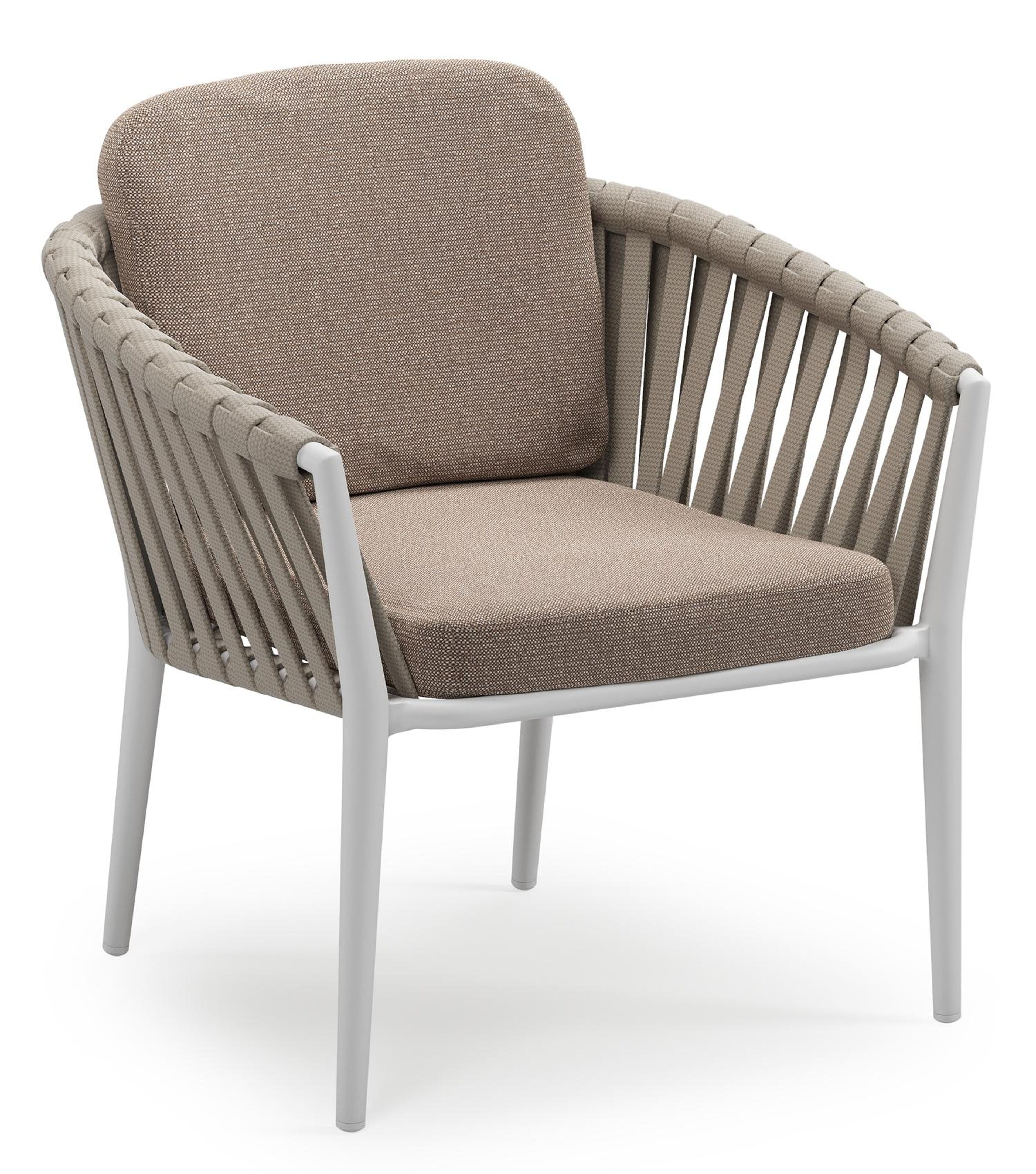 Orso low dining tuinstoel in wit aluminium en beige verticaal geweven luxe vlakke brede rope met stoelkussen in All Weather Sunbrella® Luxe Savane Earth