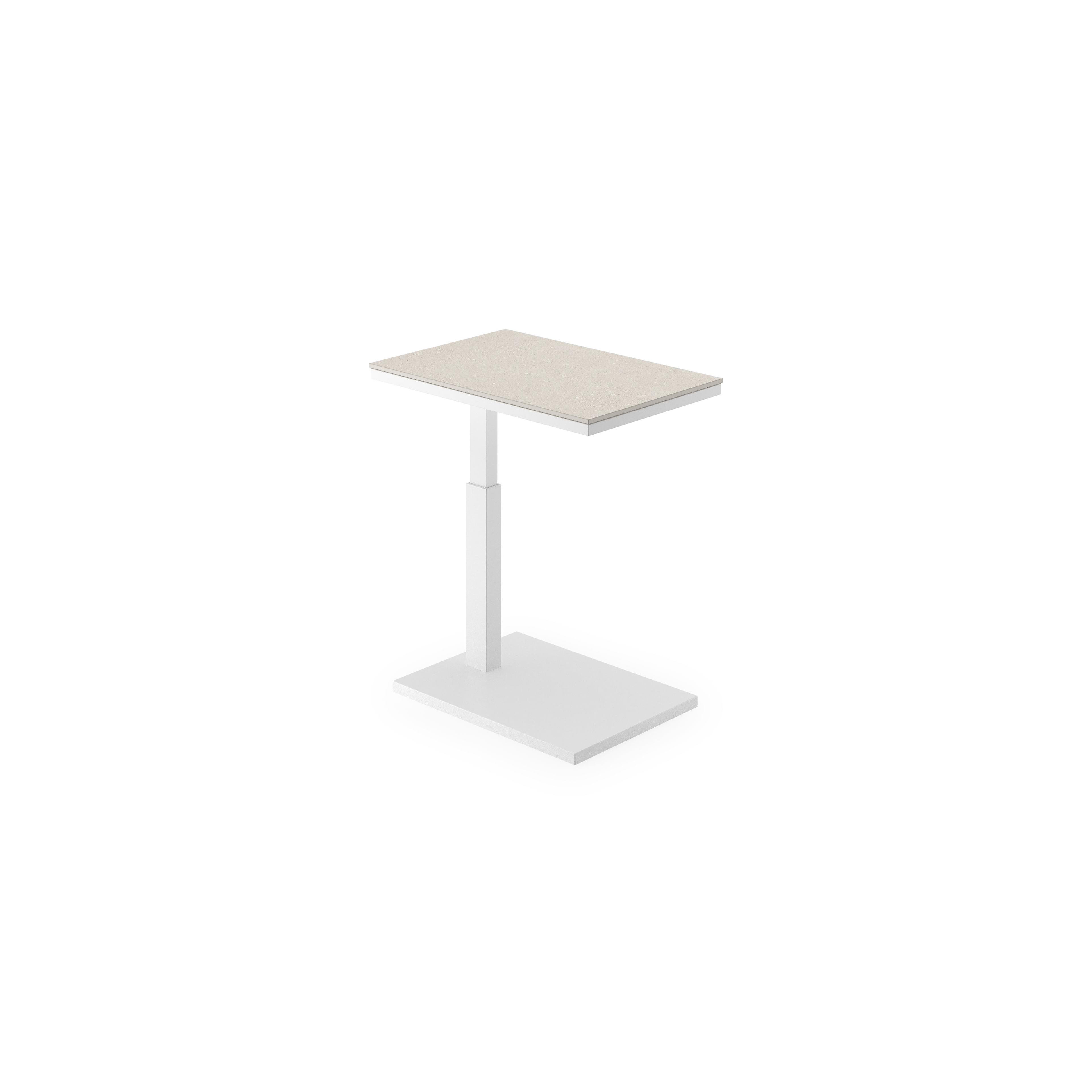 Talana bijzettafel in wit aluminium met sintered stone crema minerale - L 60 x B 40 x H 67,50 cm
