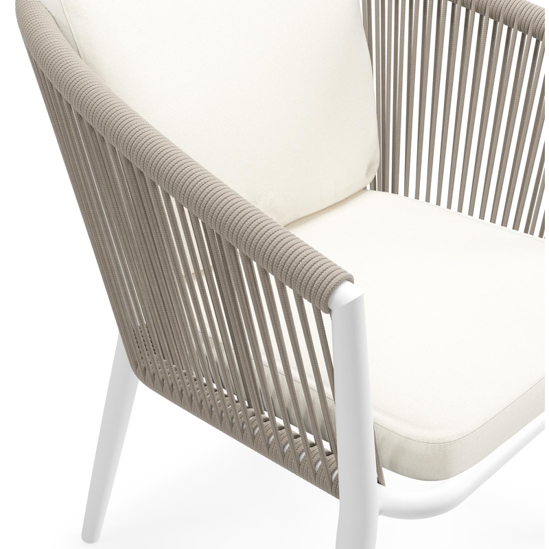 Orso tuinstoel in wit aluminium en beige verticaal geweven ronde rope met luxe zitkussen in All Weather Sunbrella® Luxe Natte White
