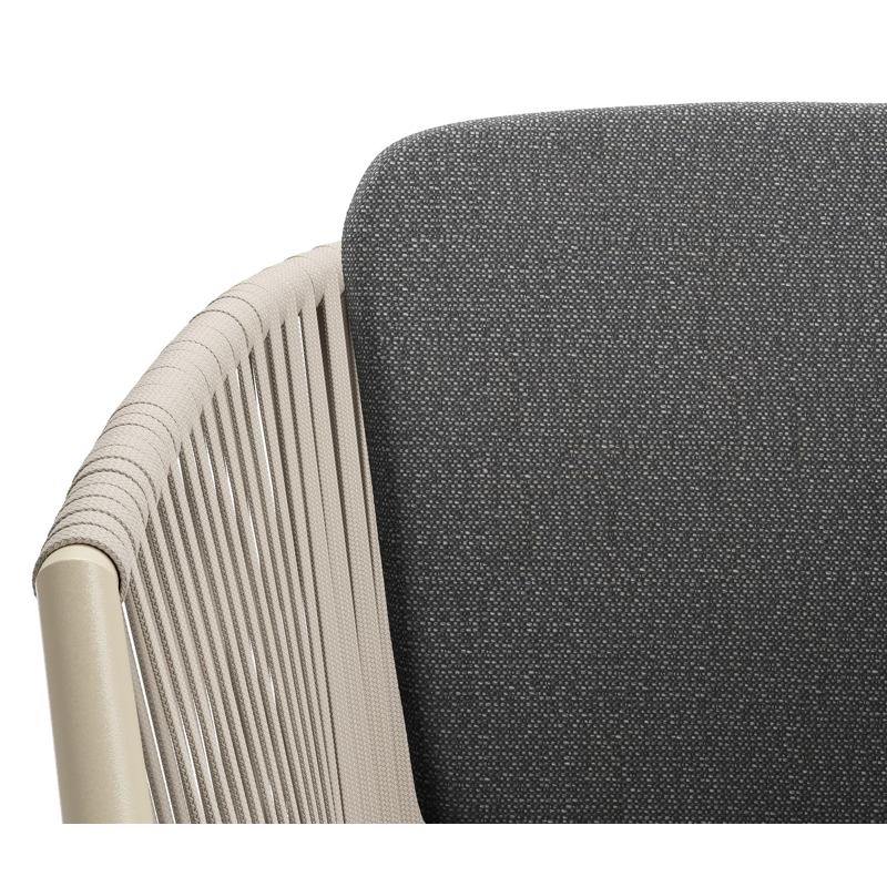 Chaise de jardin Orso en aluminium beige et corde plate tissée verticalement beige avec coussin en All Weather Sunbrella® Luxe Savane Tornado