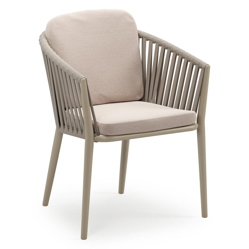 Orso stapelbare tuinstoel in beige aluminium en beige verticaal geweven luxe vlakke brede rope met stoelkussen in All Weather Sunbrella® Luxe Wander Pilat
