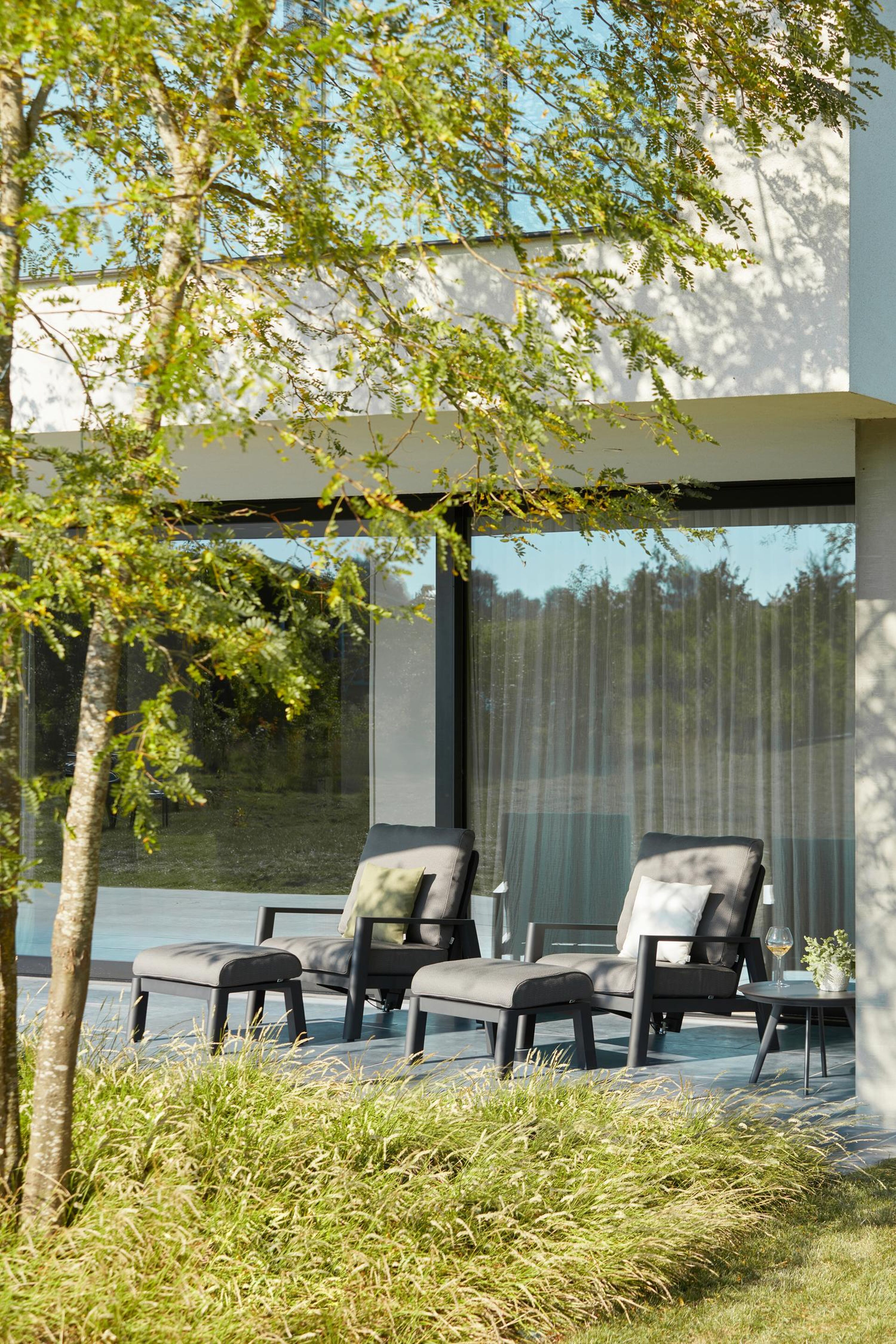 Cirello loungeset in zwart aluminium met lopi shadow all weather sunbrella® luxe kussens
