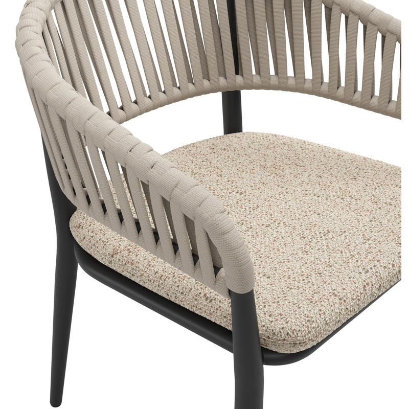 Tolfa stapelbare tuinstoel in zwart aluminium en beige verticaal geweven luxe vlakke brede rope met stoelkussen in All Weather Cosytica Bora Jungle