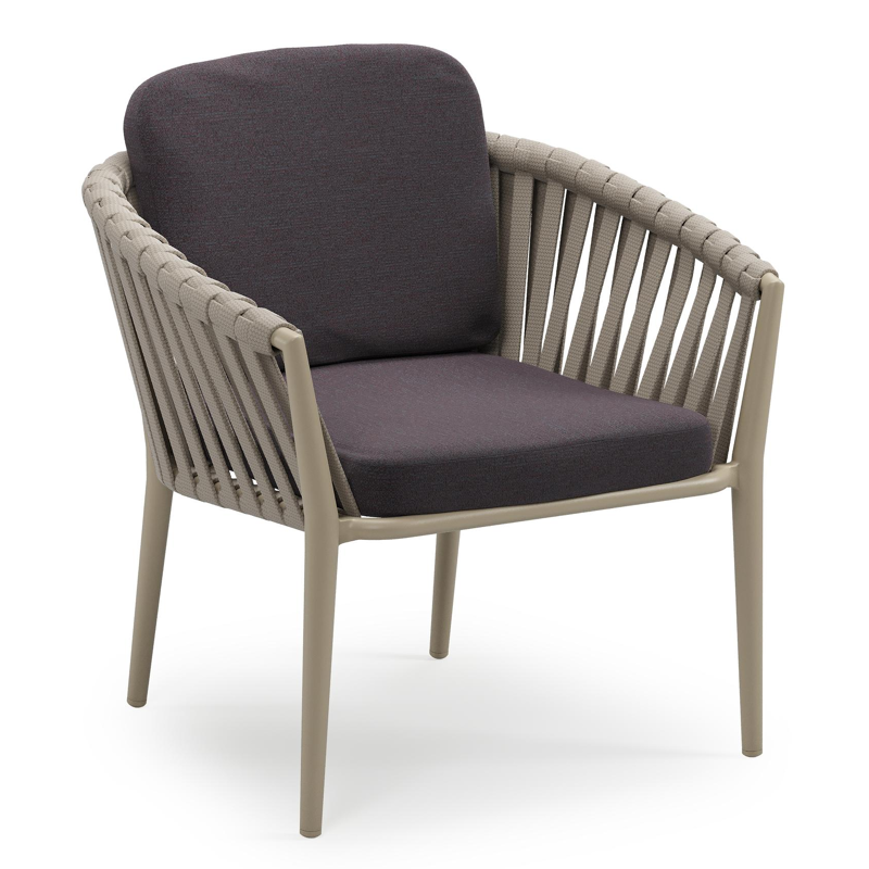 Orso low dining tuinstoel in beige aluminium en beige verticaal geweven luxe vlakke brede rope met stoelkussen in All Weather Sunbrella® Luxe Tundra Red