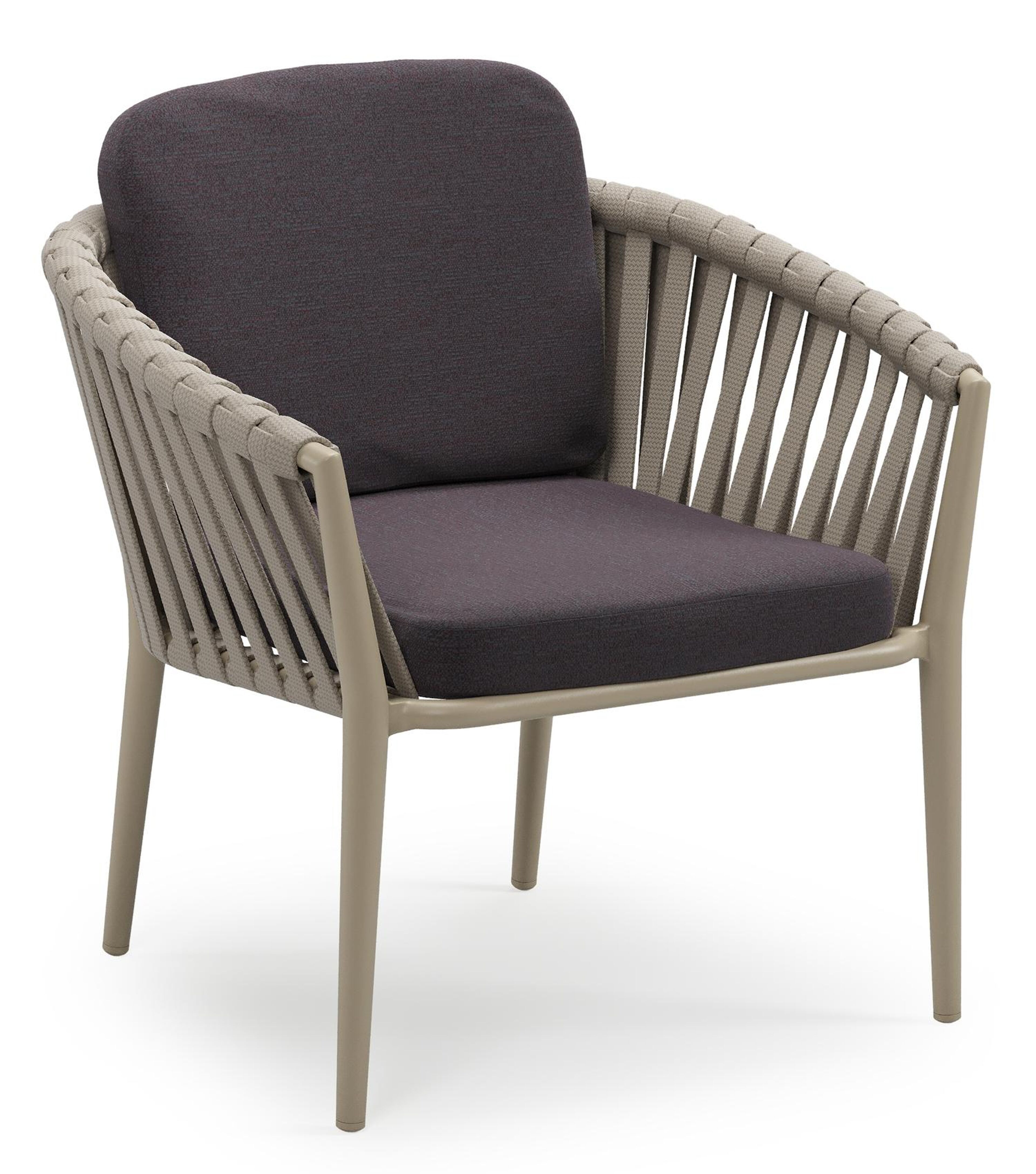Orso low dining tuinstoel in beige aluminium en beige verticaal geweven luxe vlakke brede rope met stoelkussen in All Weather Sunbrella® Luxe Tundra Red