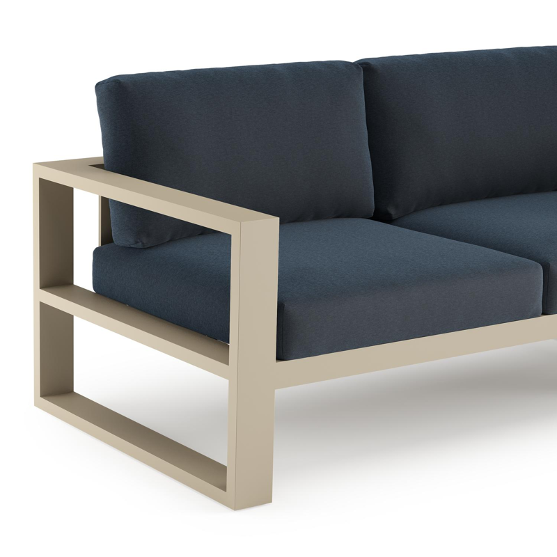 Verato loungehoek in beige aluminium met heritage indigo all weather sunbrella® luxe kussen