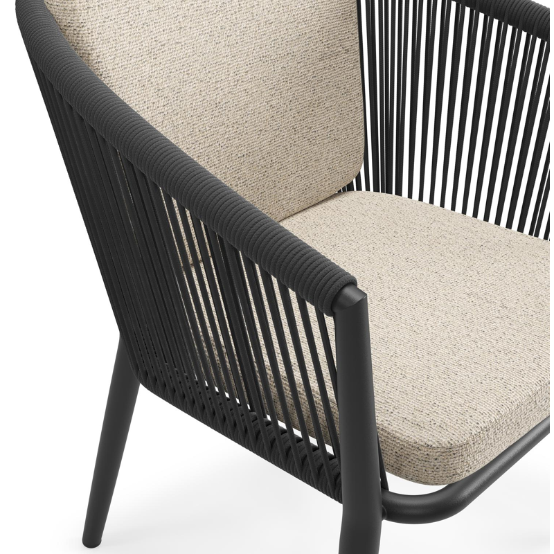Orso tuinstoel in zwart aluminium en zwart verticaal geweven ronde rope met zitkussen in All Weather Cosytica Marbella Beige