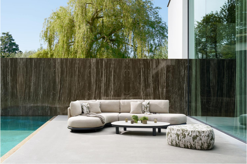 Salon de jardin d'angle Lomano en aluminium noir et corde luxe plate tissée verticalement beige et coussins en all weather sunbrella® luxe Tundra Sand
