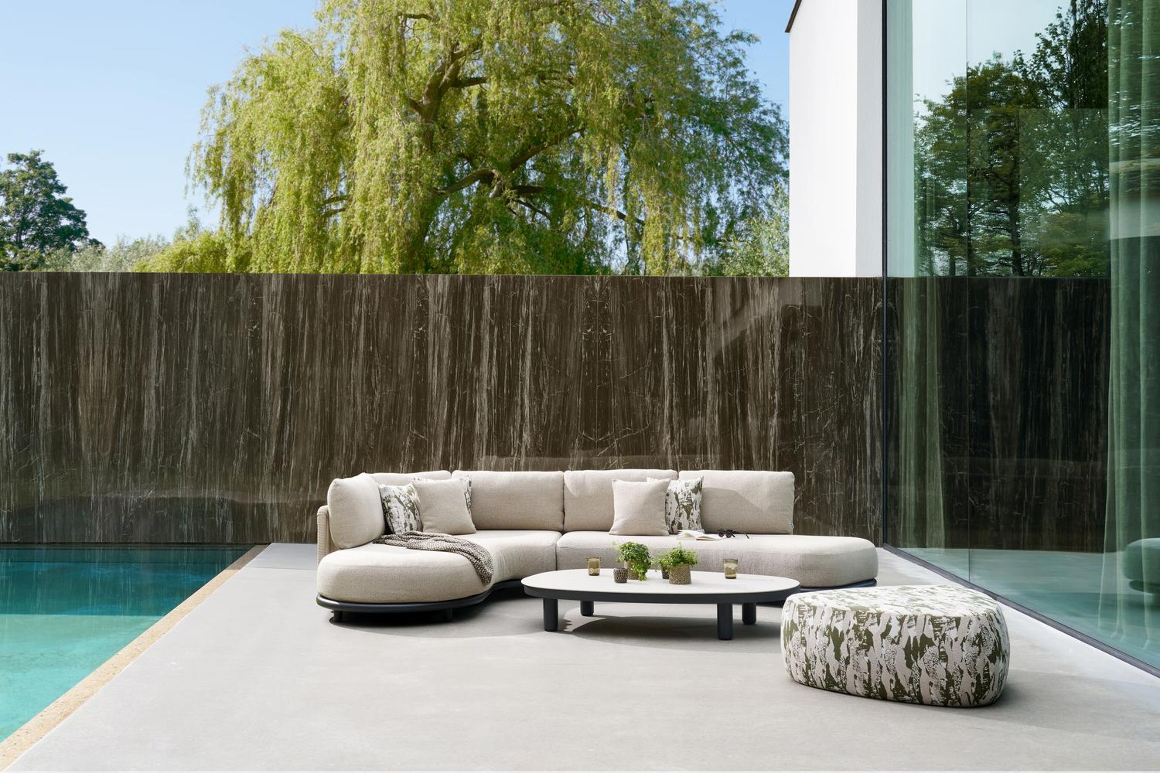 Lomano loungehoek in zwart aluminium en beige verticaal geweven luxe vlakke rope met Ego Birch all weather solica
