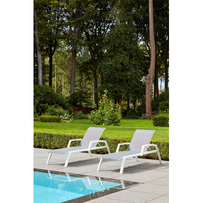 Set van 2 verstelbare Bari ligbedden in wit aluminium en grijs textilene met armleuning