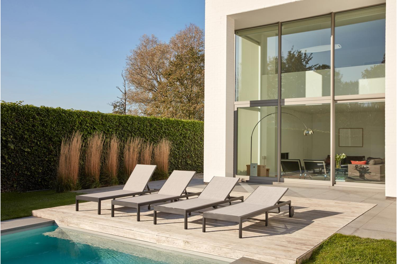 Alba verstelbaar ligbed in zwart aluminium met grijs textilene