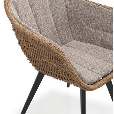 Chaise de jardin Pagino en aluminium noir et résine tressée ronde brun avec coussin en All Weather Sunbrella® Luxe Wander Manioc