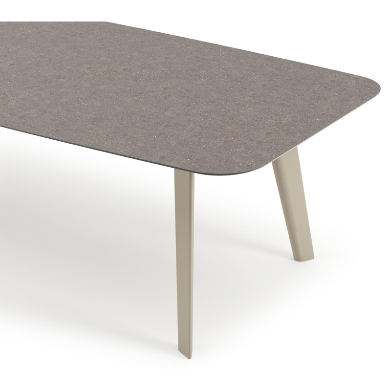 Table de jardin Lacrima forme de bateau en aluminium beige et céramique pleine Wulong - Lg. 315 x Lrg. 115 x Haut. 73 cm