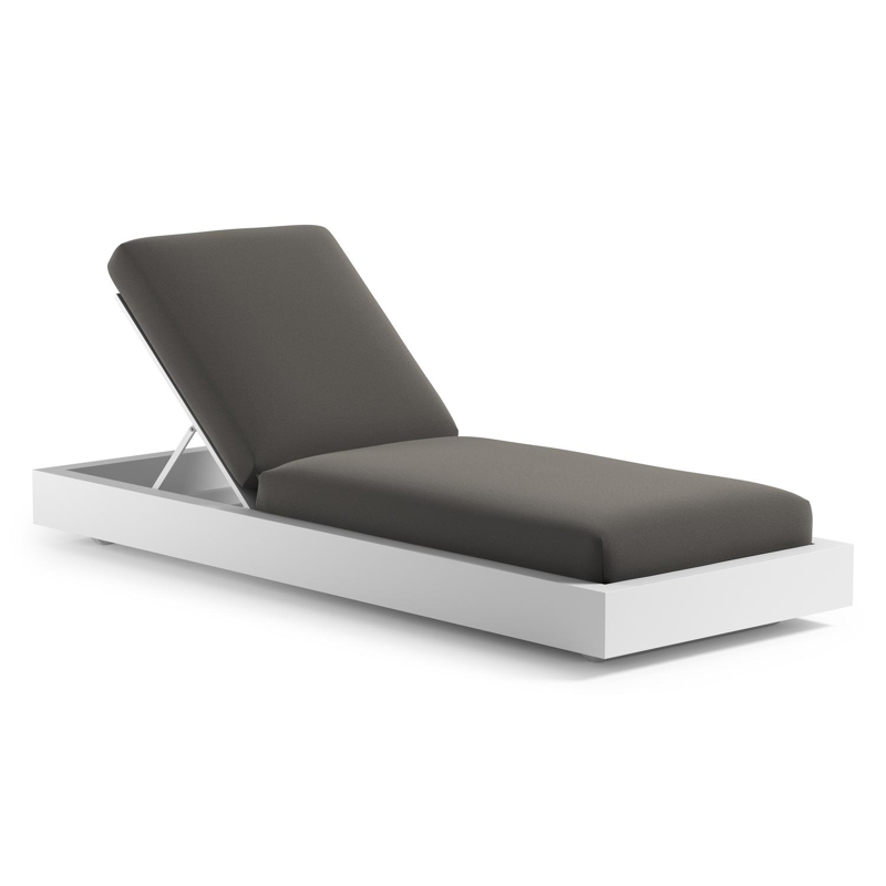 Como verstelbaar ligbed in wit aluminium met natte dark taupe all weather Sunbrella® luxe kussen
