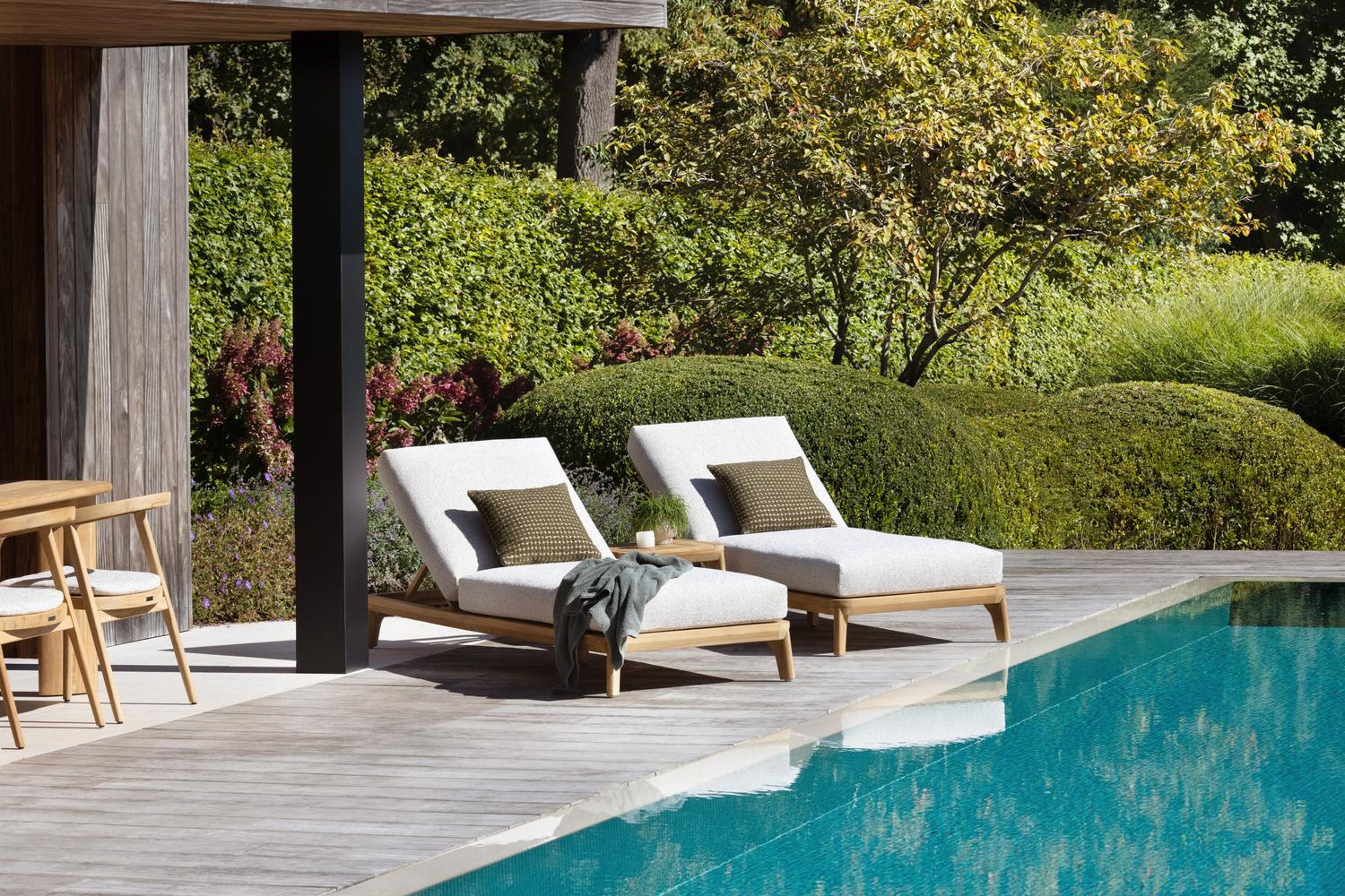 Chaise longue réglable Orso en teck natural et coussin en all weather Cosytica marbella sand