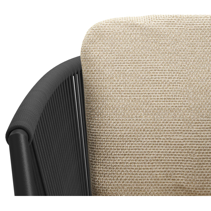 Orso tuinstoel in zwart aluminium en zwart verticaal geweven ronde rope met luxe zitkussen in All Weather Cosytica Althea Camel