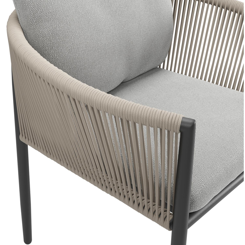 Organo tuinstoel in zwart aluminium en zwart verticaal geweven ronde rope met stoelkussen in All Weather Sunbrella® Luxe Savane Grey