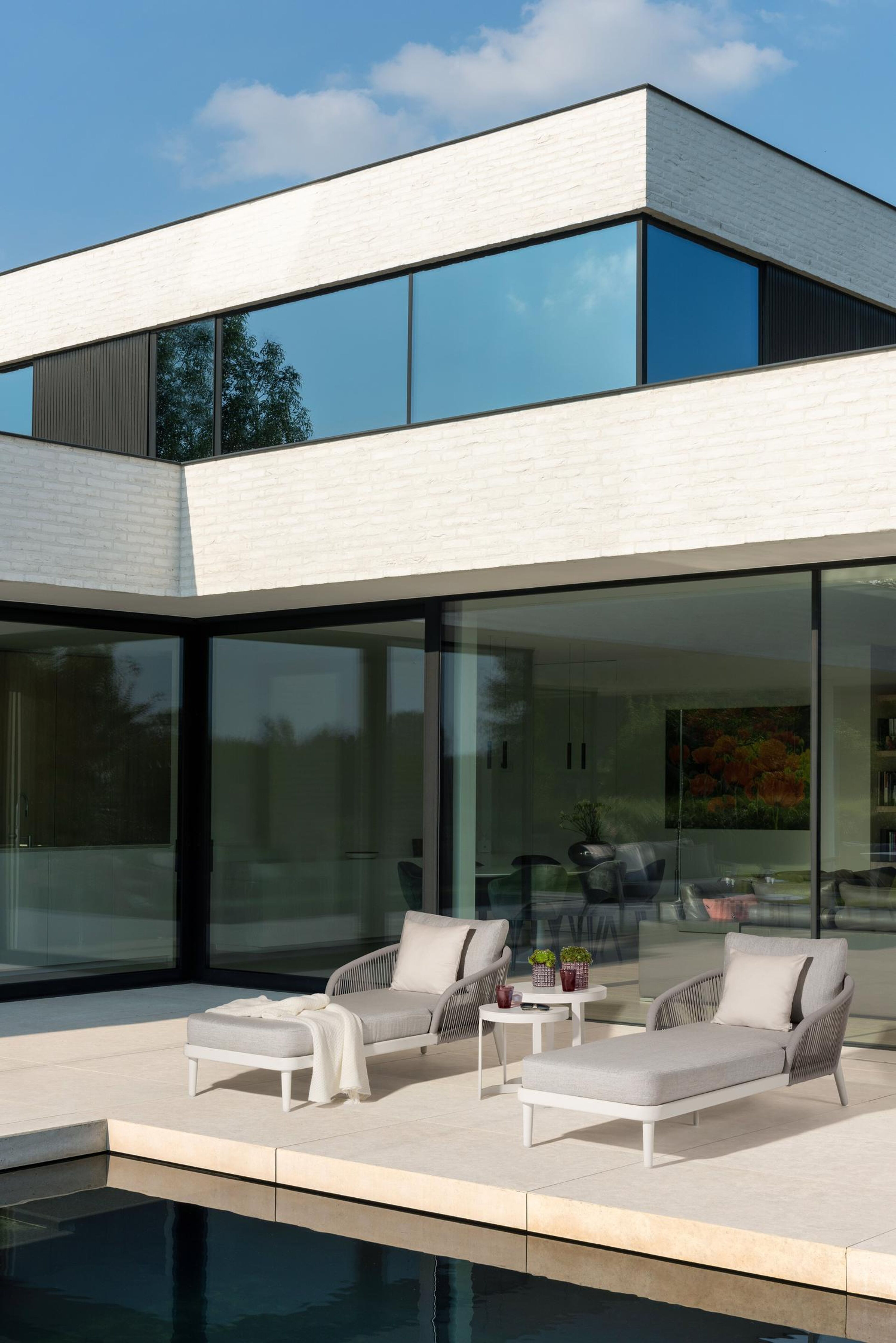 Tables d'appoint Enna en aluminium blanc - table 1: Dia. 44 x H 46 cm, table 2: Dia. 52 x H 52 cm