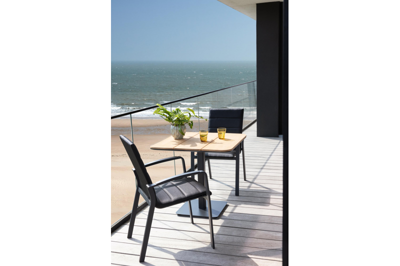 Lioni stapelbare tuinstoel in zwart aluminium en zwart luxe comfort textilene