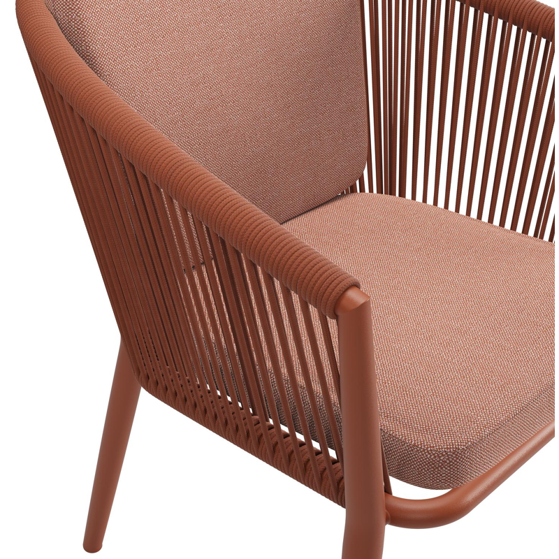 Orso tuinstoel in roestbruin aluminium en roestbruin verticaal geweven ronde rope met zitkussen in All Weather Sunbrella® Luxe Savane Rust