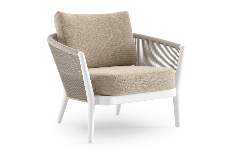 Fauteuil de jardin Orso en aluminium blanc en corde ronde tissée verticalement beige et coussins en all weather cosytica Althea Chalk