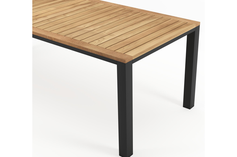 Varese tuinset in zwart aluminium en naturel teak tafelblad met 6 stapelbare Amalfi tuinstoelen