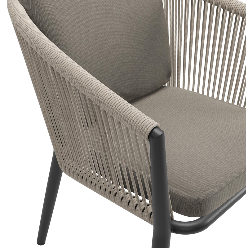 Orso tuinstoel in zwart aluminium en beige verticaal geweven ronde rope met luxe zitkussen in All Weather Sunbrella® Luxe Natte Carbon Beige