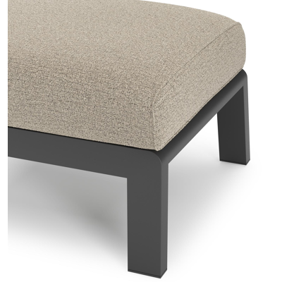 Cosenzo poef in zwart aluminium met catania beige all weather cosytica kussen