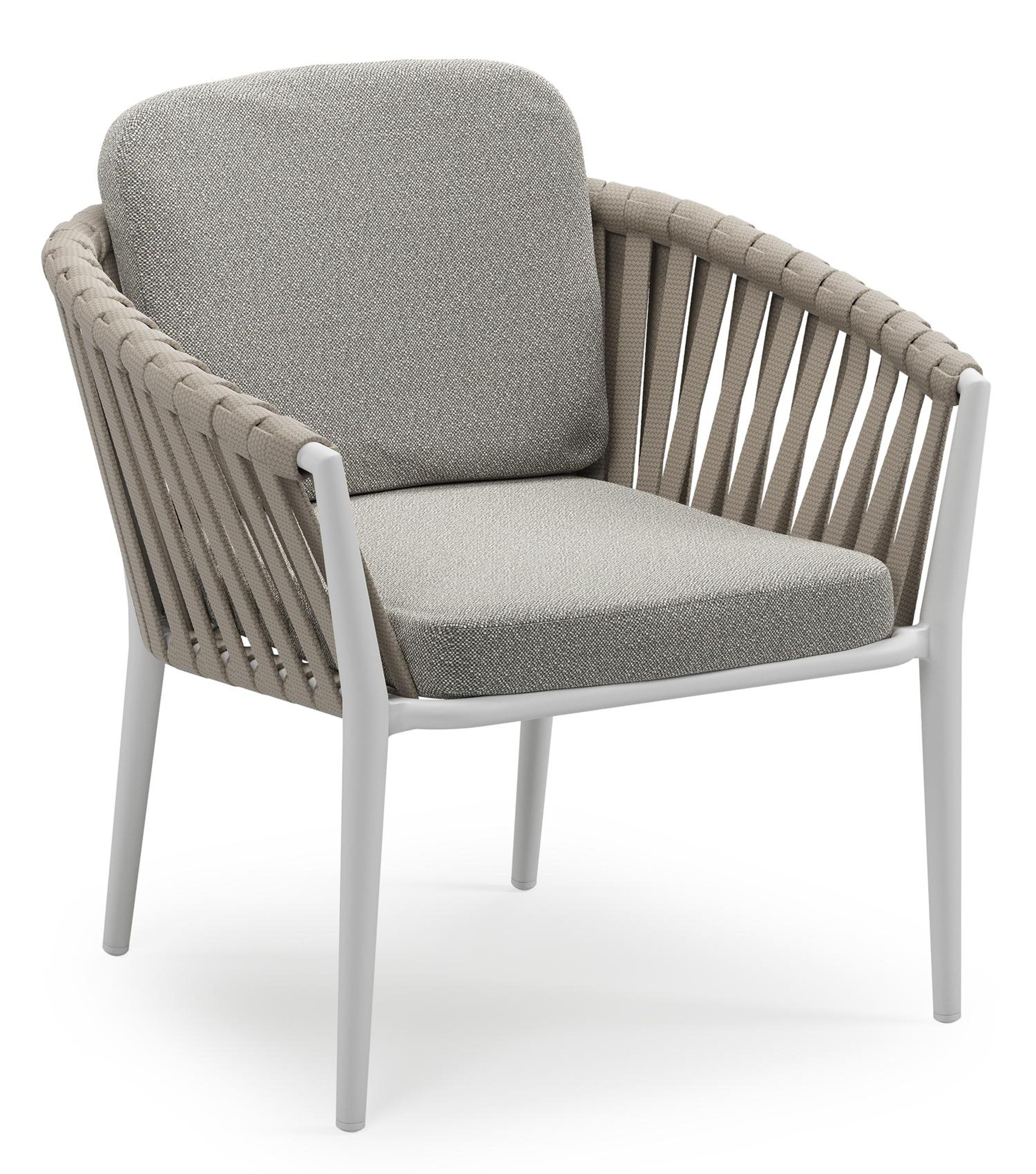 Orso low dining tuinstoel in wit aluminium en beige verticaal geweven luxe vlakke brede rope met stoelkussen in All Weather Sunbrella® Luxe Savane Tunder