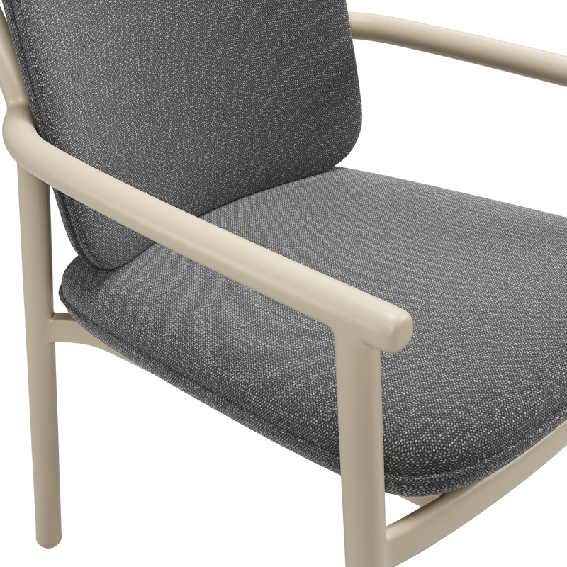 Bono stapelbare tuinstoel in beige aluminium met stoelkussen in All Weather Sunbrella® Luxe Savane Tornado