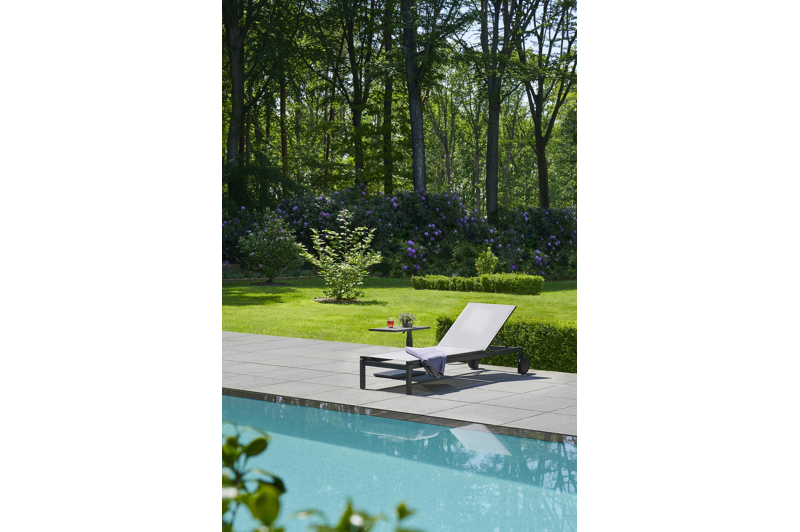 Caravelle verstelbaar ligbed in zwart aluminium met grijs textilene