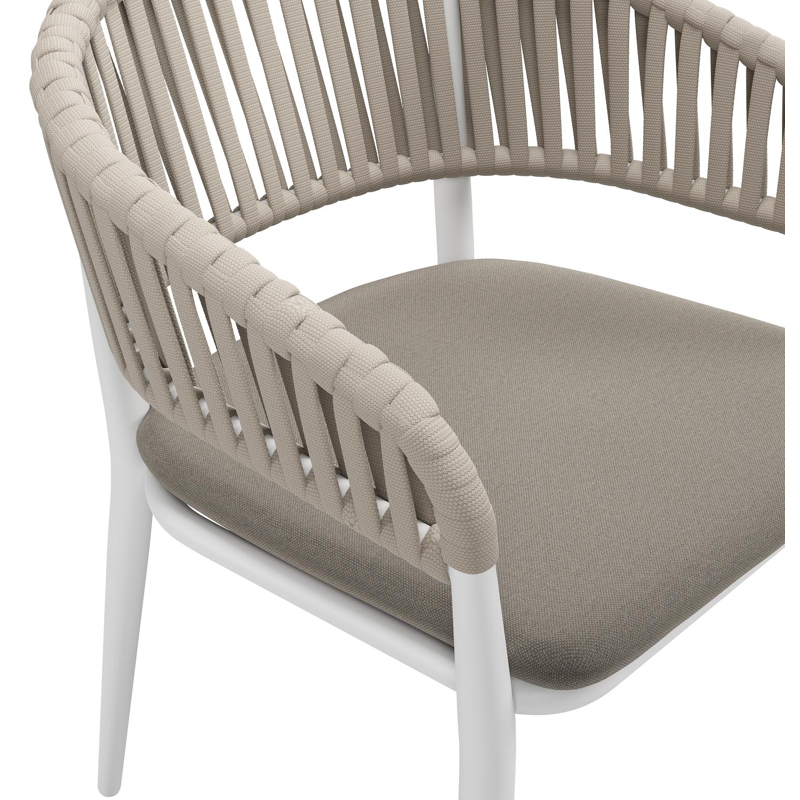 Tolfa stapelbare tuinstoel in wit aluminium en beige verticaal geweven luxe vlakke brede rope met stoelkussen in All Weather Sunbrella® Luxe Natte Carbon Beige
