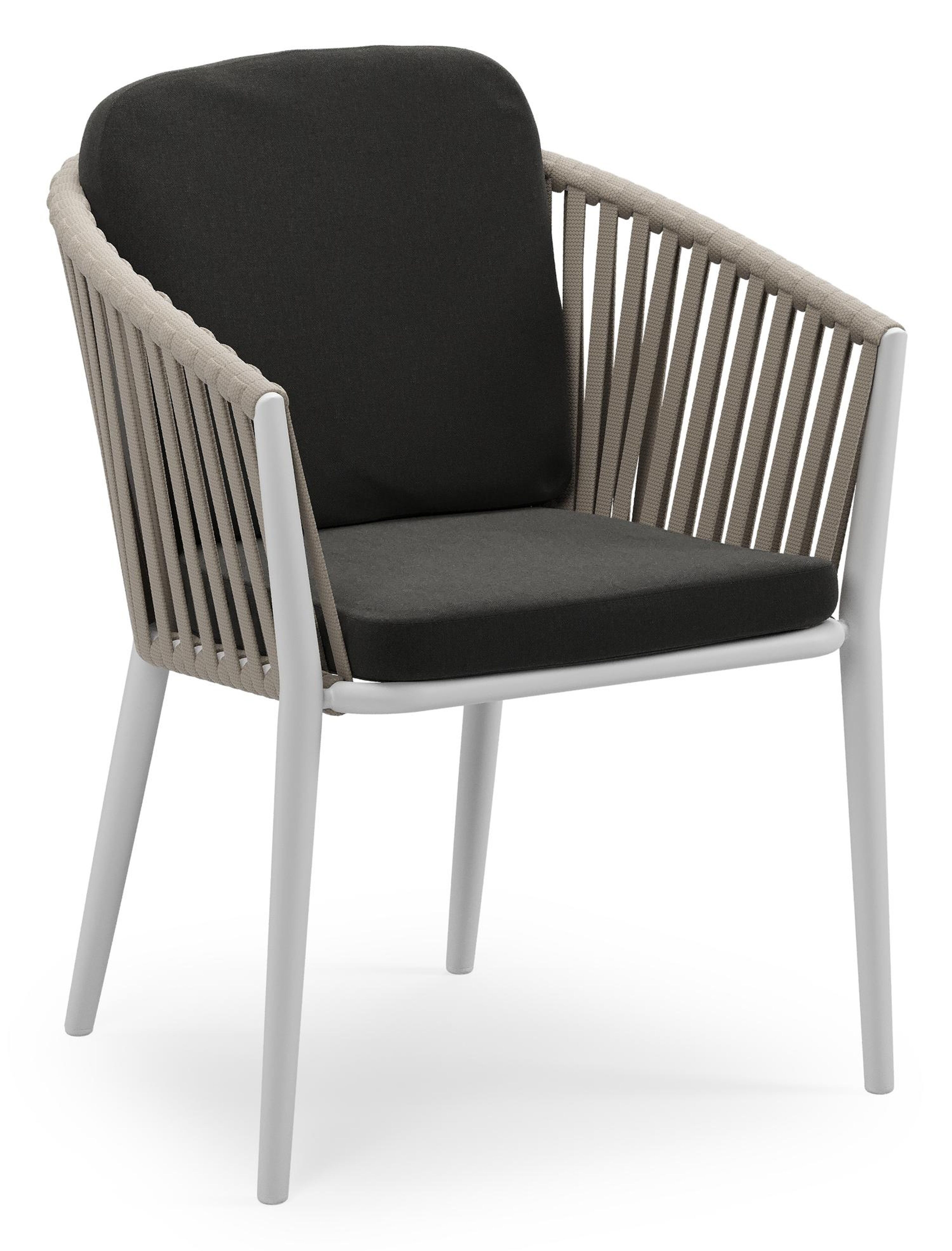 Orso stapelbare tuinstoel in wit aluminium en beige verticaal geweven luxe vlakke brede rope met stoelkussen in All Weather Sunbrella® Luxe Natte Sooty