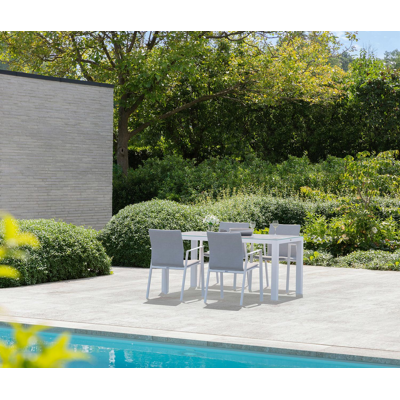 Varese tuinset in wit aluminium en grijs keramisch glas tafelblad met 4 stapelbare Madura tuinstoelen