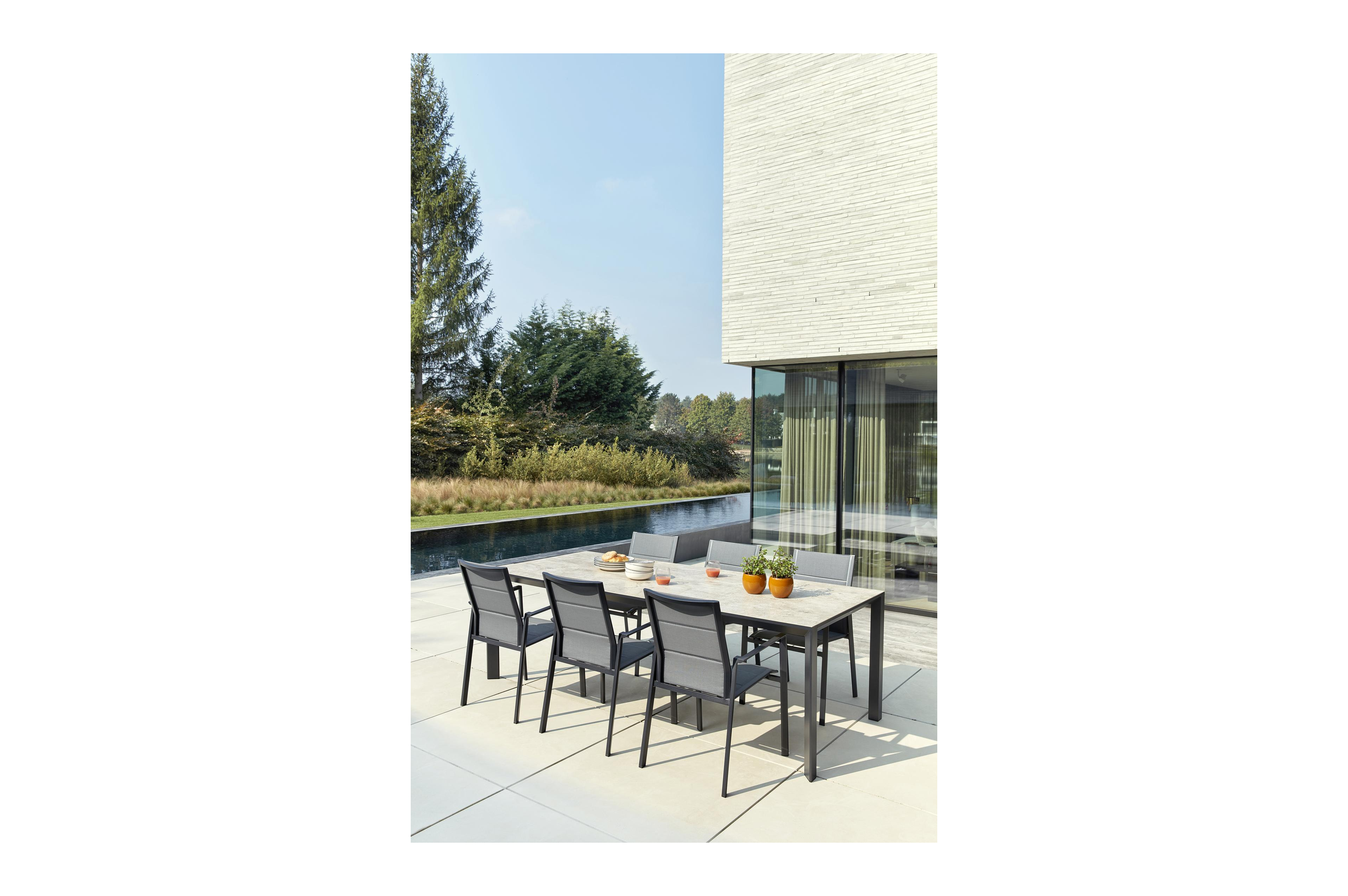 Cirello stapelbare tuinstoel in zwart aluminium en grijs comfort textilene