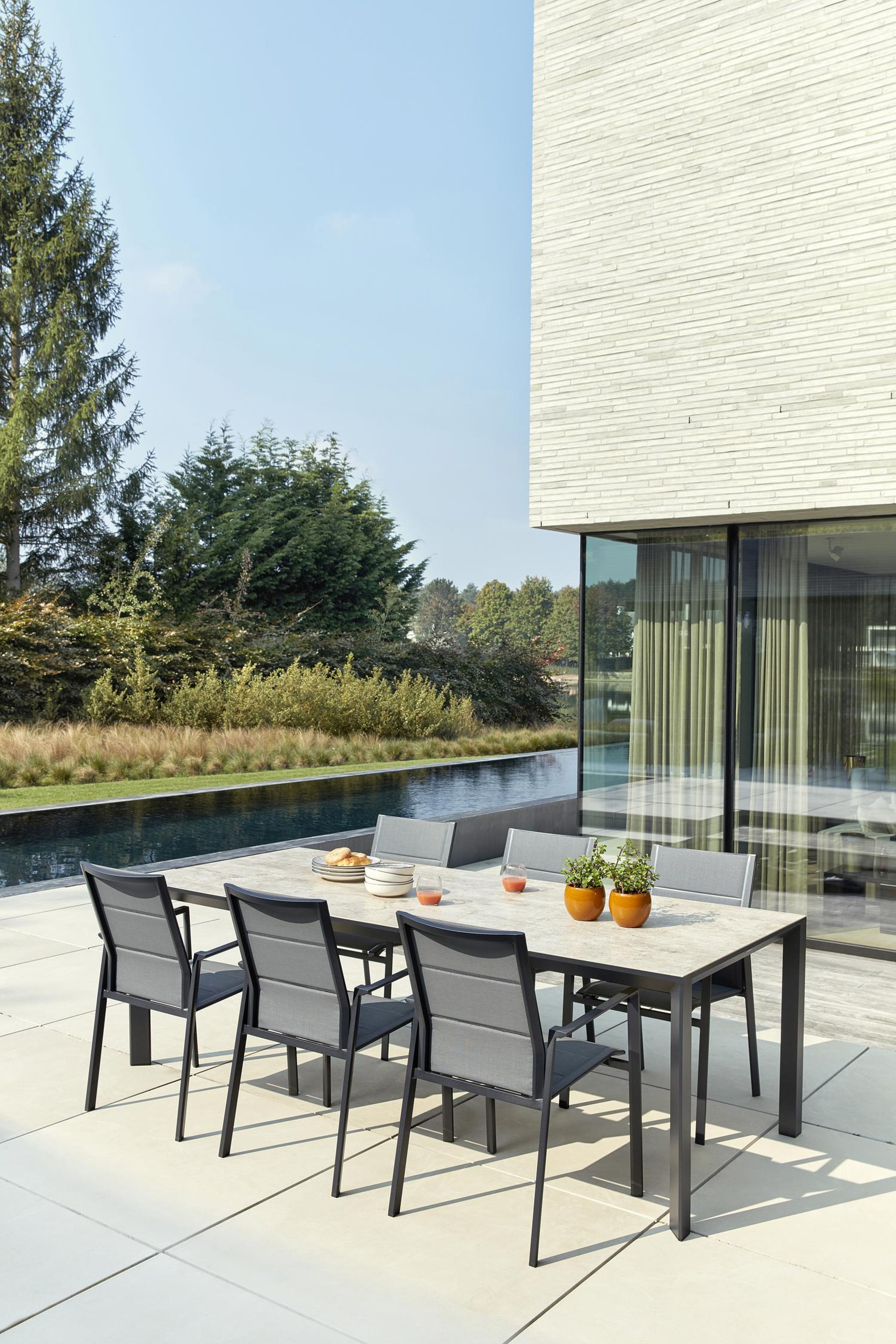 Cirello stapelbare tuinstoel in zwart aluminium en grijs comfort textilene