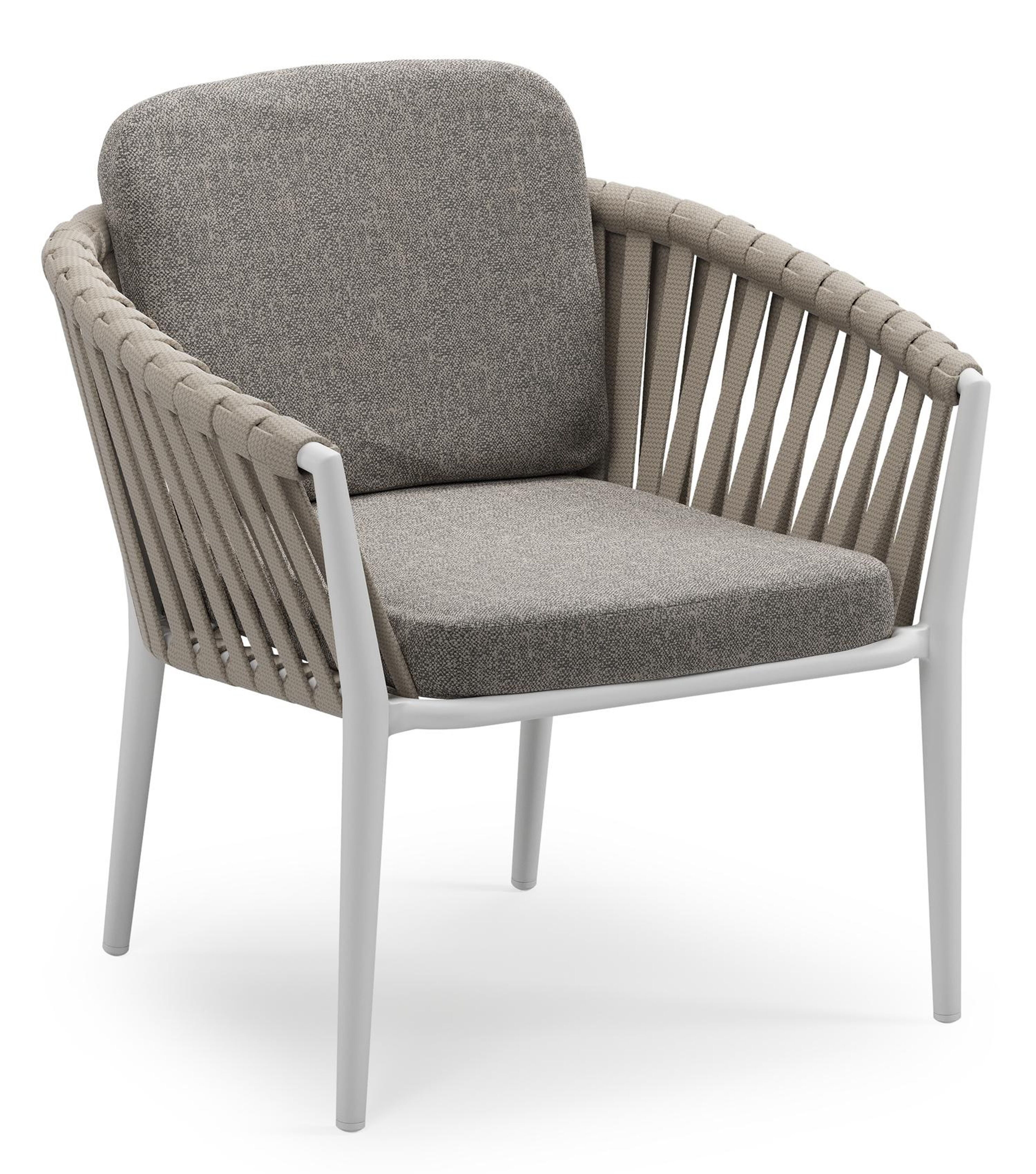 Orso low dining tuinstoel in wit aluminium en beige verticaal geweven luxe vlakke brede rope met stoelkussen in All Weather Sunbrella® Luxe Chartres Drizzle